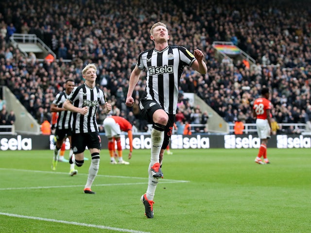 Sean Longstaff de Newcastle United célèbre son score contre Luton Town le 3 février 2024