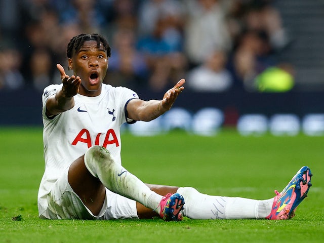 Destiny Udogie de Tottenham Hotspur réagit le 30 septembre 2023