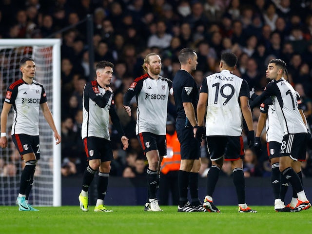 Tim Ream, Rodrigo Muniz, Andreas Pereira, Harry Wilson et Sasa Lukic de Fulham font des remontrances à l'arbitre Jarred Gillett le 27 janvier 2024
