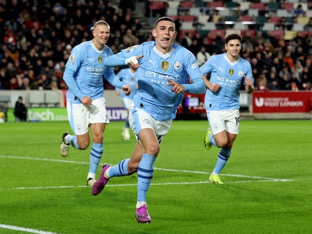 Phil Foden de Manchester City célèbre son deuxième but avec Erling Haaland et Julian Alvarez le 5 février 2024