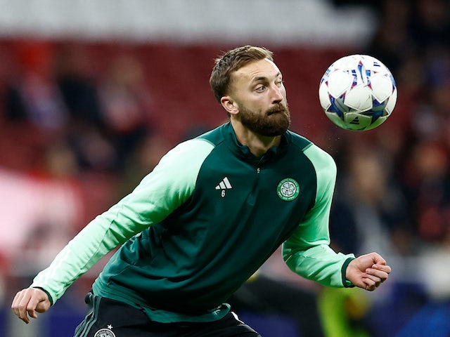 Nat Phillips du Celtic s'échauffe en novembre 2023
