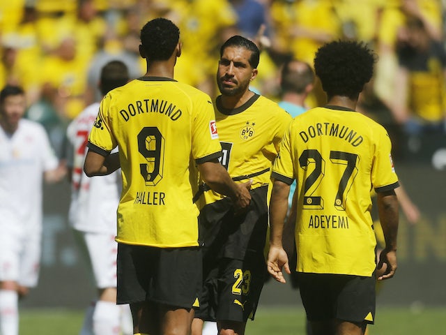 Sébastien Haller du Borussia Dortmund semble abattu après avoir raté un penalty sous les yeux d'Emre Can, le 27 mai 2023.