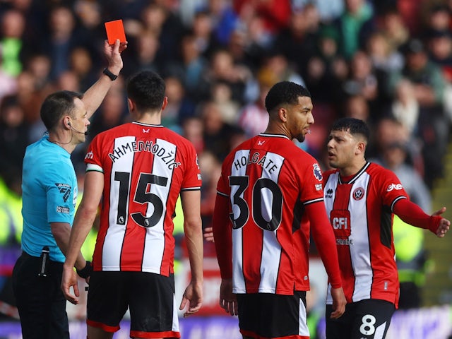 Mason Holgate de Sheffield United reçoit un carton rouge de l'arbitre Stuart Attwell le 18 février 2024.