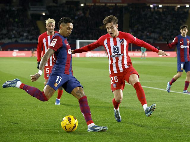 Raphinha de Barcelone en action avec Rodrigo Riquelme de l'Atletico Madrid le 3 décembre 2023