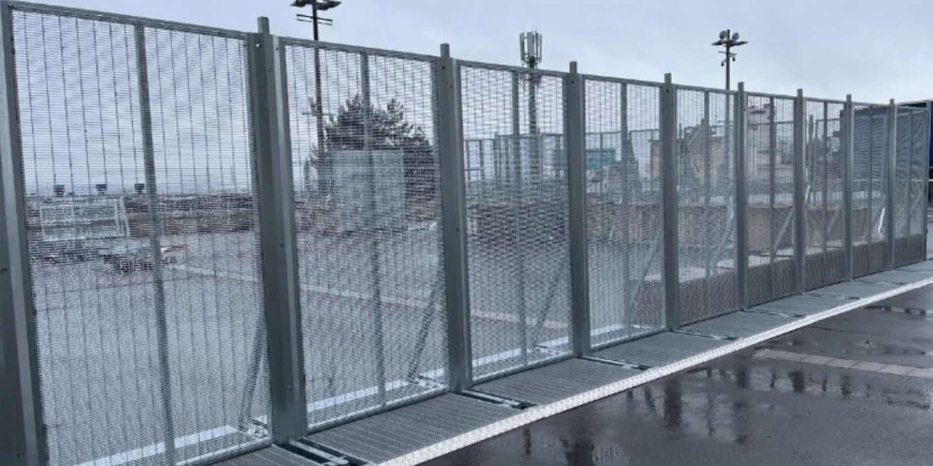 Un groupe de supporters commente la nouvelle « escrime » de Wembley avant la finale