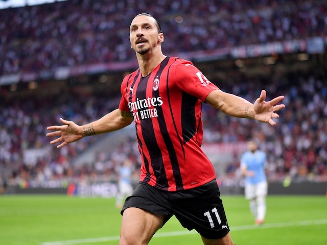 Zlatan Ibrahimovic de l'AC Milan célèbre son deuxième but le 12 septembre 2021