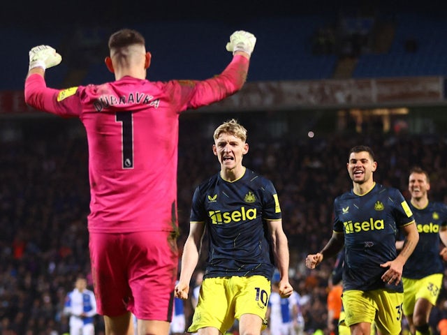 Anthony Gordon, Martin Dubravka et Bruno Guimaraes de Newcastle United célèbrent après avoir remporté les tirs au but le 27 février 2024