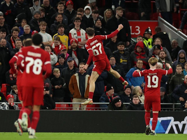Lewis Koumas de Liverpool célèbre son premier but avec Harvey Elliott le 28 février 2024