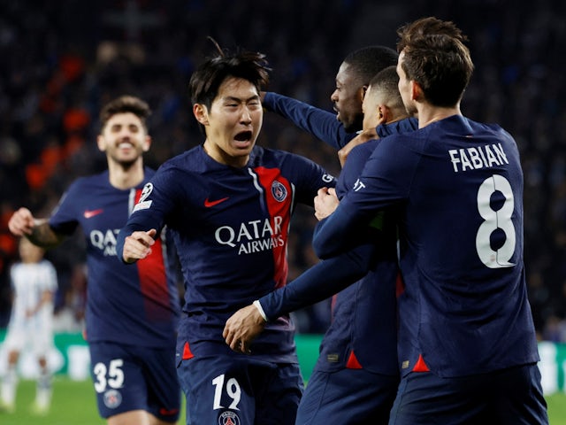 Kylian Mbappe du Paris Saint-Germain célèbre son deuxième but avec Lee Kang-in, Ousmane Dembele, Fabian Ruiz et ses coéquipiers le 5 mars 2024.