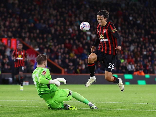 Jakub Stolarczyk de Leicester City en action avec Enes Unal de l'AFC Bournemouth le 27 février 2024
