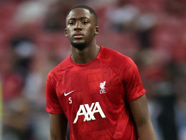 Ibrahima Konate de Liverpool s'échauffe en août 2023