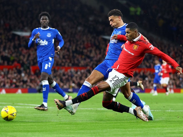 Marcus Rashford de Manchester United en action avec Ben Godfrey d'Everton le 6 janvier 2023