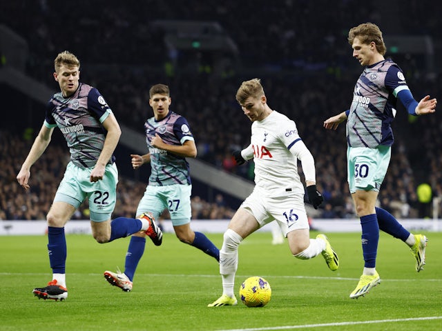 Timo Werner de Tottenham Hotspur en action avec Nathan Collins et Mads Roerslev de Brentford le 31 janvier 2024