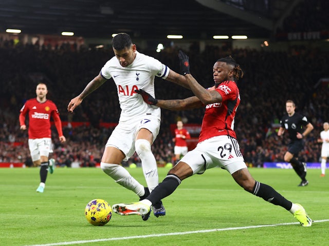 Cristian Romero de Tottenham Hotspur en action avec Aaron Wan-Bissaka de Manchester United le 14 janvier 2024