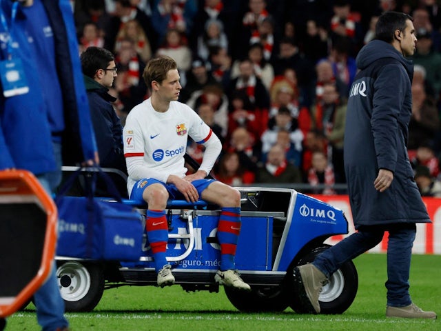 Frenkie de Jong du FC Barcelone quitte le terrain après s'être blessé le 3 mars 2024
