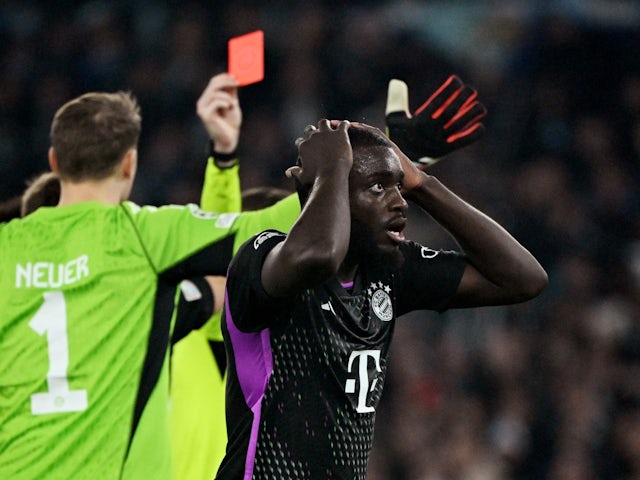 Dayot Upamecano du Bayern Munich reçoit un carton rouge le 14 février 2024