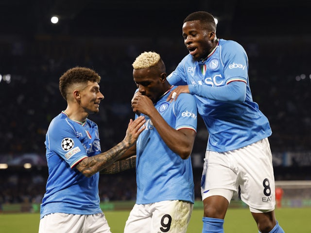 Victor Osimhen de Naples célèbre son premier but avec ses coéquipiers le 21 février 2024