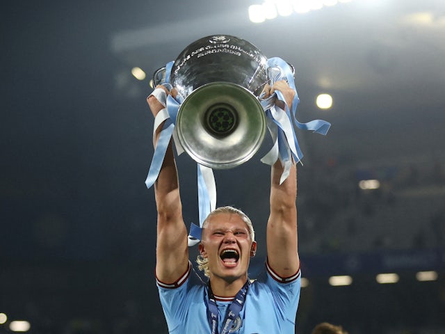 Erling Braut Haaland de Manchester City célèbre avec le trophée après avoir remporté la Ligue des champions le 10 juin 2023