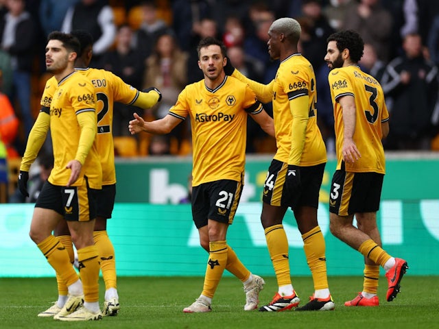 Pablo Sarabia de Wolverhampton Wanderers célèbre son premier but avec ses coéquipiers le 25 février 2024