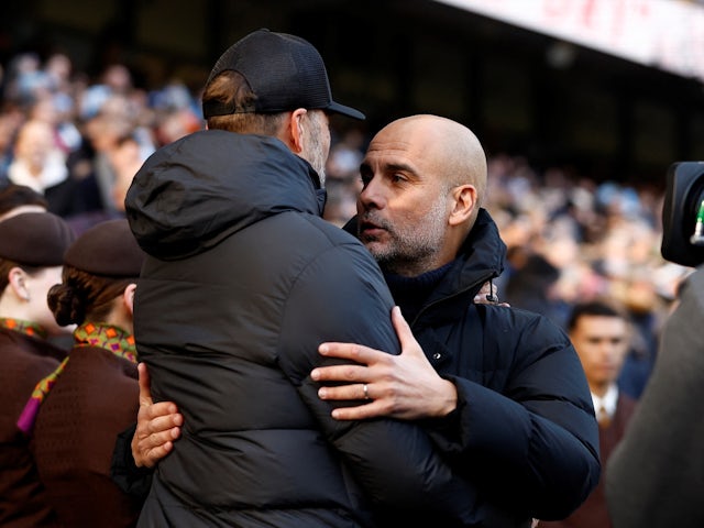 Pep Guardiola, manager de Manchester City, avec Jurgen Klopp, manager de Liverpool, avant le match du 25 novembre 2023.