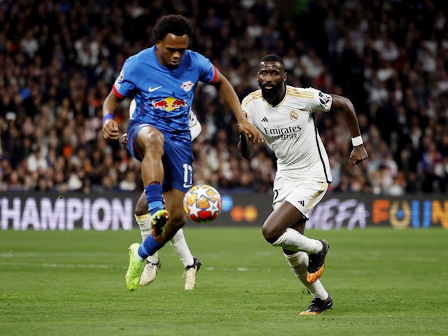 Antonio Rudiger du Real Madrid en action avec Lois Openda du RB Leipzig le 6 mars 2024
