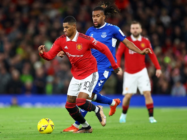 Marcus Rashford de Manchester United en action avec Alex Iwobi d'Everton le 6 janvier 2023