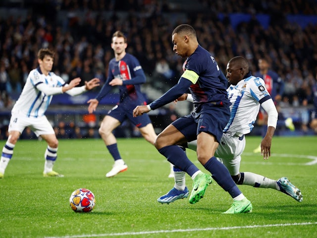 Hamari Traoré de la Real Sociedad en action avec Kylian Mbappe du Paris Saint-Germain le 5 mars 2024