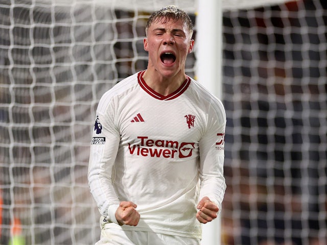Rasmus Hojlund de Manchester United célèbre son deuxième but le 1er février 2024