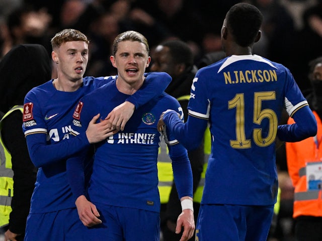Conor Gallagher de Chelsea célèbre son troisième but avec Nicolas Jackson et Cole Palmer le 28 février 2024