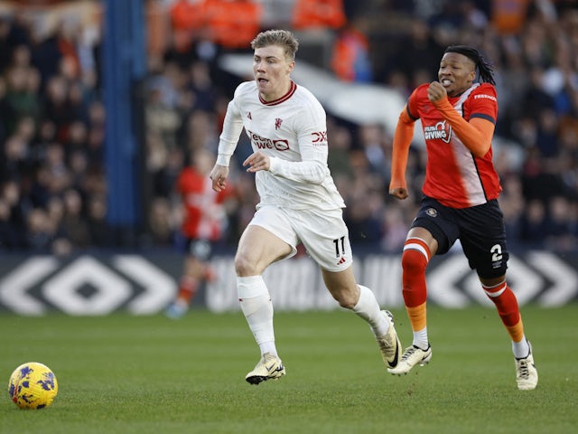 Rasmus Hojlund de Manchester United en action avec Gabriel Osho de Luton Town le 18 février 2024
