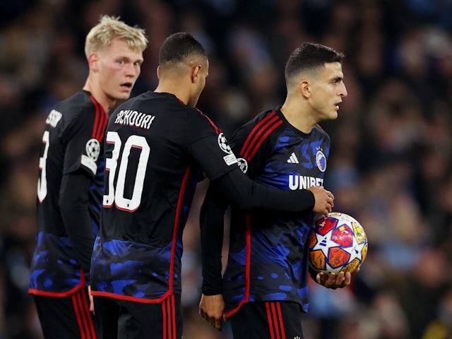 Mohamed Elyounoussi de Copenhague célèbre son but avec Orri Oskarsson et Elias Achouri le 6 mars 2024