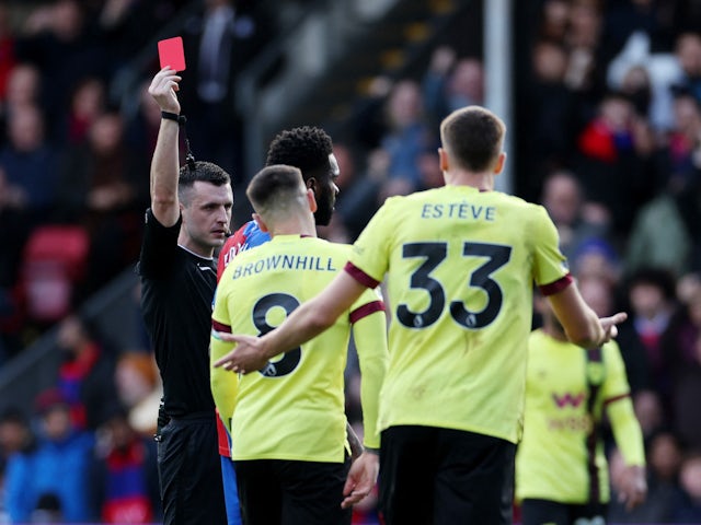 Josh Brownhill de Burnley reçoit un carton rouge contre Crystal Palace le 24 février 2024