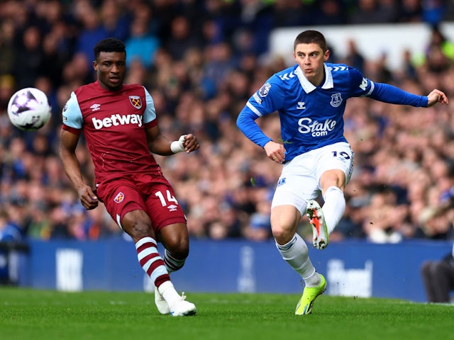 Vitaliy Mykolenko d'Everton en action avec Mohammed Kudus de West Ham United le 2 mars 2024