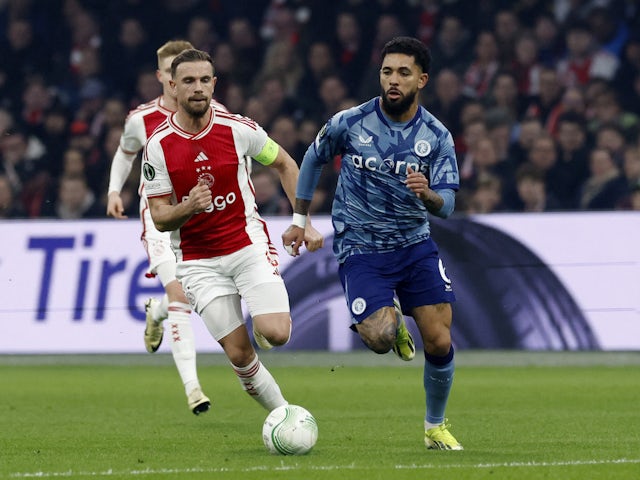 Jordan Henderson de l'Ajax Amsterdam en action avec Douglas Luiz d'Aston Villa le 7 mars 2024