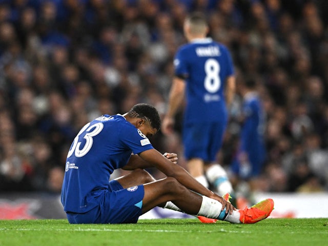 Le défenseur de Chelsea Wesley Fofana après s'être blessé au genou contre l'AC Milan le 5 octobre 2022.