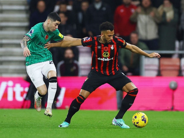 Lloyd Kelly de l'AFC Bournemouth en action avec Miguel Almiron de Newcastle United le 11 novembre 2023