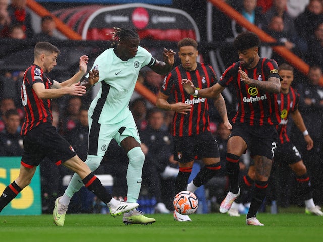 Lesley Ugochukwu de Chelsea en action avec Ryan Christie et Philip Billing de Bournemouth le 17 septembre 2023