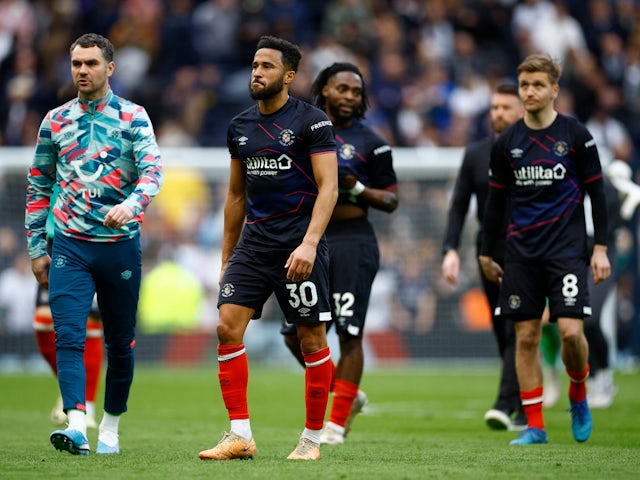 Andros Townsend de Luton Town semble abattu après le match du 30 mars 2024