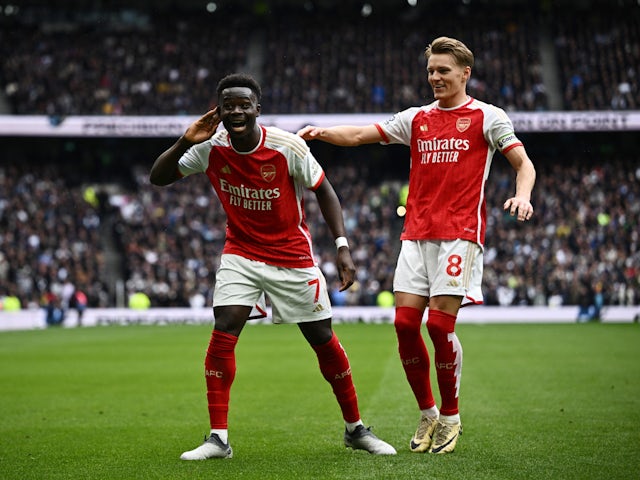 Bukayo Saka d'Arsenal célèbre son deuxième but le 28 avril 2024