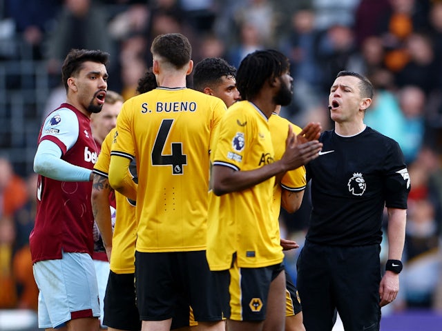 Max Kilman de Wolverhampton Wanderers célèbre un but avant qu'il ne soit refusé suite à un examen du VAR le 6 avril 2024