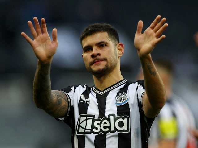 Bruno Guimaraes de Newcastle United remercie les fans après le match du 2 mars 2024