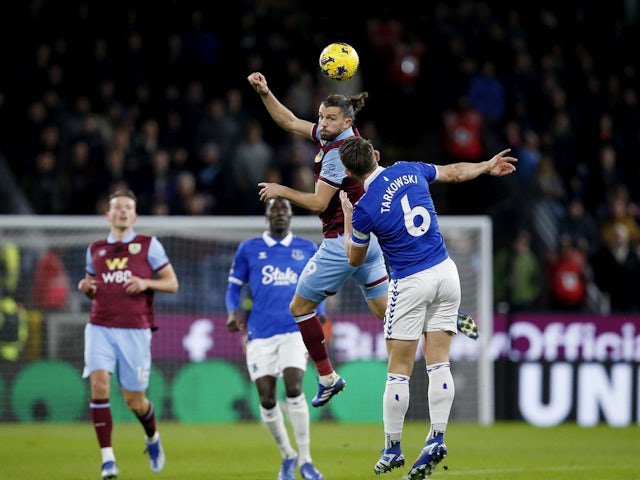 Jay Rodriguez de Burnley en action avec James Tarkowski d'Everton le 16 décembre 2023