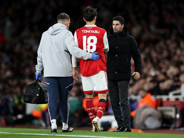 Takehiro Tomiyasu d'Arsenal sort blessé le 16 mars 2023