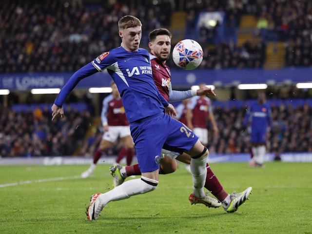 Cole Palmer de Chelsea en action avec Alex Moreno d'Aston Villa le 26 janvier 2024