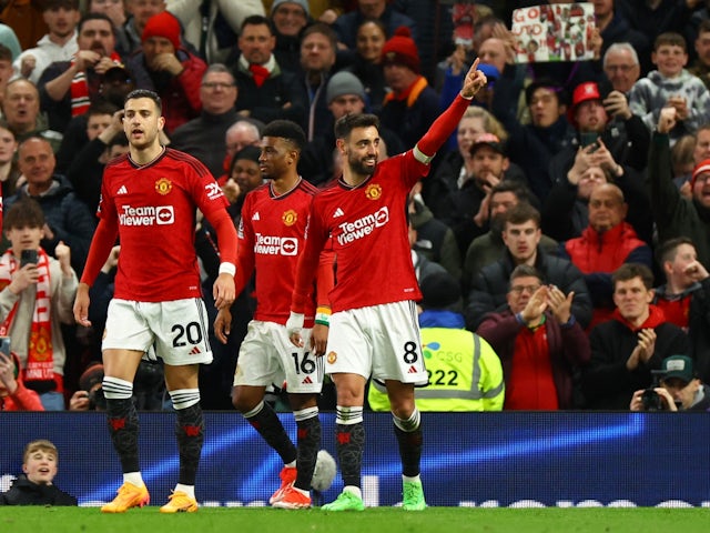 Bruno Fernandes de Manchester United célèbre son troisième but avec Diogo Dalot et Amad Diallo le 24 avril 2024