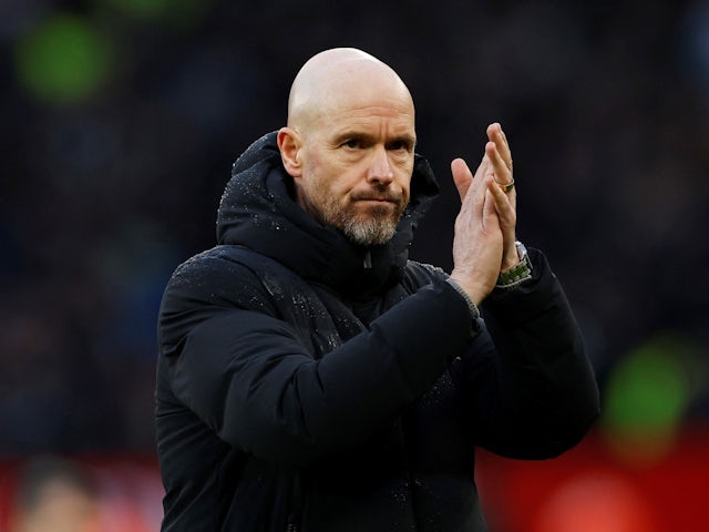 Le manager de Manchester United, Erik Ten Hag, applaudit les supporters après le match du 24 février 2024.