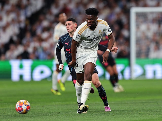 Aurélien Tchouameni du Real Madrid en action avec Phil Foden de Manchester City le 9 avril 2024