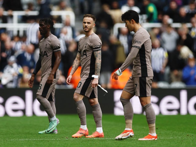 Yves Bissouma, James Maddison et Son Heung-min de Tottenham Hotspur semblent abattus à la mi-temps le 13 avril 2024 Yves Bissouma, James Maddison et Son Heung-min de Tottenham Hotspur semblent abattus à la mi-temps le 13 avril 2024