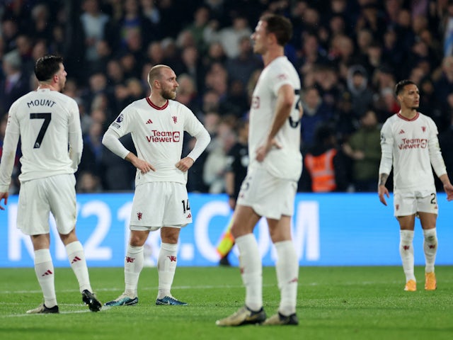 Christian Eriksen de Manchester United et ses coéquipiers semblent abattus après que Jean-Philippe Mateta de Crystal Palace ait marqué leur deuxième but le 6 mai 2024