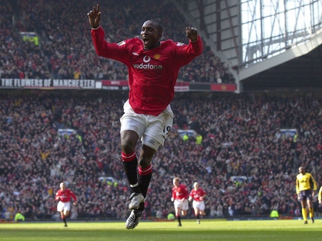 Dwight Yorke célèbre son but pour Manchester United en 2001
